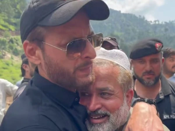 خیبرپختونخوا؛ شاہد آفریدی کا سیلاب زدہ علاقوں کا دورہ، امداد کی تقسیم