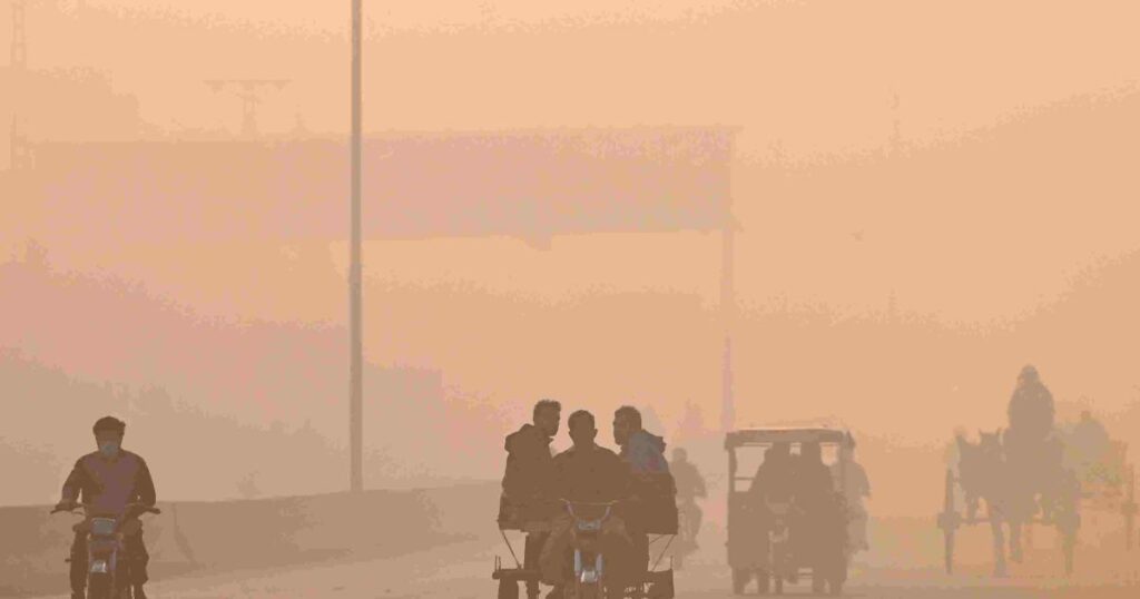 لاہور میں سموگ: شدت ایسی جیسے ’ہر شخص روز 10 سگریٹ پی رہا ہو‘