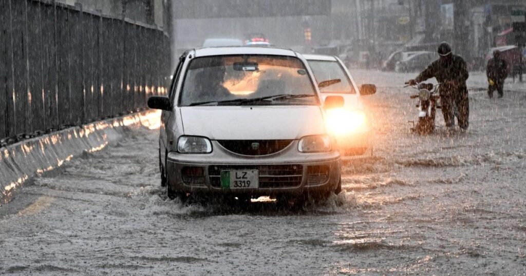 پنجاب میں آج سے بارش اور پہاڑی مقامات پر برف باری کی پیشگوئی