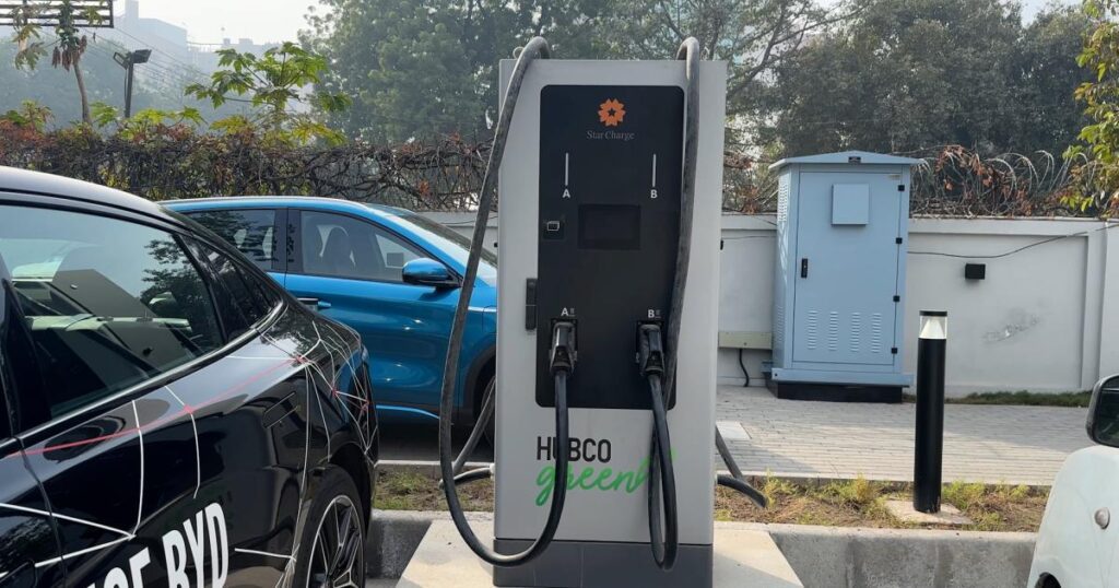 پاکستان میں الیکٹرک گاڑیوں میں اضافہ، چارجنگ سٹیشنز اب بھی کم