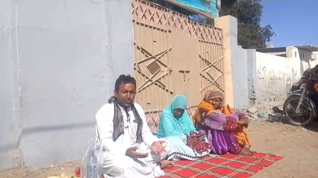 پسنی چربندن کے رہنما لطیف لعل کا گوادر ایم پی اے مولانا ہدایت الرحمان کے خلاف احتجاجی دھرنا