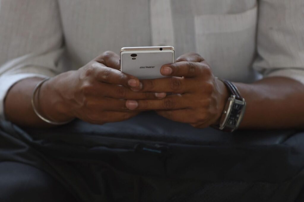 انڈیا: نئے موبائل فونز میں سرکاری ایپ لازمی قرار دینے کے حکومتی حکم پر تنقید