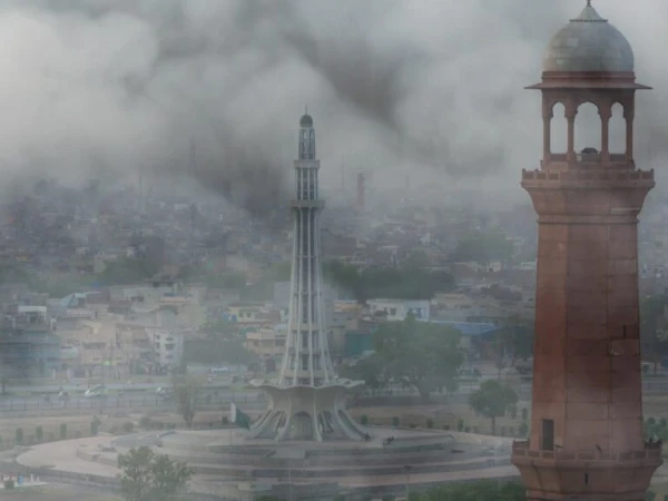 لاہور میں دھند کا راج، درجہ حرارت تین ڈگری تک گر گیا