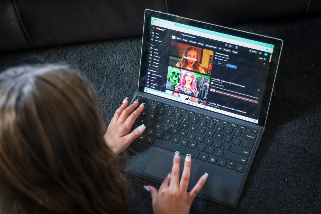 آسٹریلیا بچوں کے سوشل میڈیا استعمال پر پابندی پر نظر ثانی کرے: میٹا