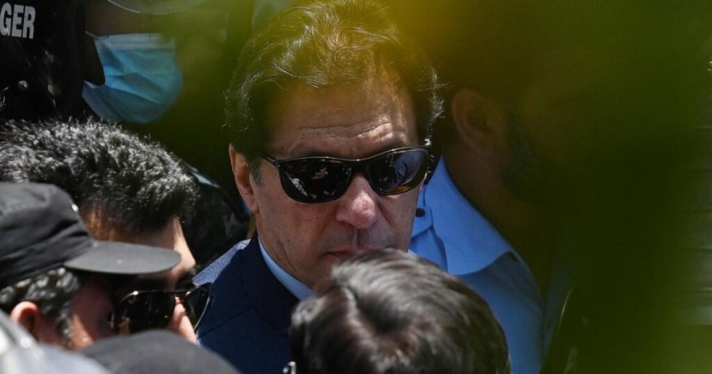 وکیل سلمان صفدر عمران خان سے جیل بیرک میں مل کر رپورٹ دیں: سپریم کورٹ