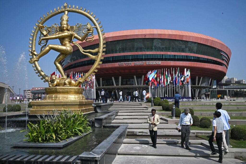 انڈیا سمٹ: مقامی کمپنی کا بغیر انٹرنیٹ فون پر چلنے والا اے آئی ماڈل متعارف