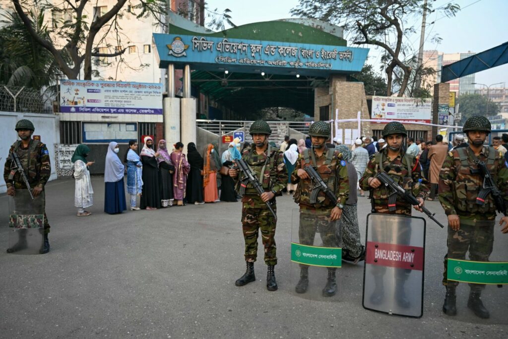 2024 کے ملک گیر احتجاج کے بعد بنگلہ دیش کا پہلا الیکشن، سخت سکیورٹی میں پولنگ