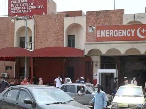 عمران خان کو پمز اسپتال میں آنکھ کے اہم آپریشن کے بعد اڈیالہ جیل منتقل کر دیا گیا