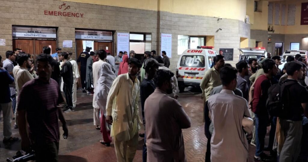 کراچی میں بارش اور تیز ہواؤں سے 16 اموات: ریسکیو حکام