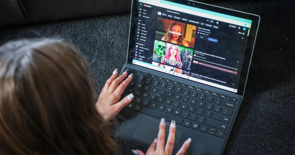 یونان میں 15 سال سے کم عمر بچوں کے لیے سوشل میڈیا پر پابندی کا اعلان