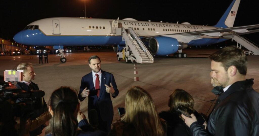 ایئر فورس ٹو: امریکی نائب صدر کا ’فلائنگ آفس‘