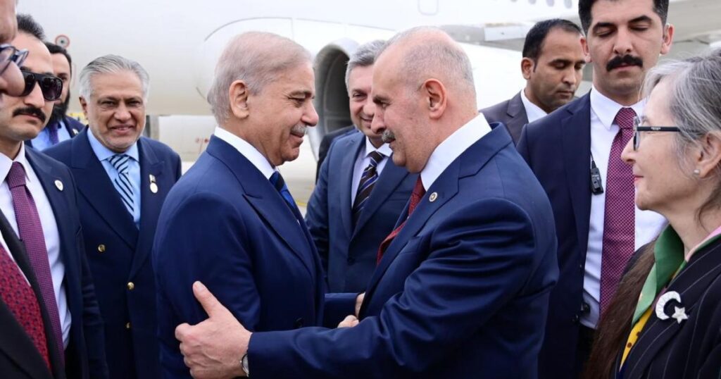 سہ ملکی دورہ: سعودی عرب اور قطر کے بعد وزیراعظم ترکی پہنچ گئے