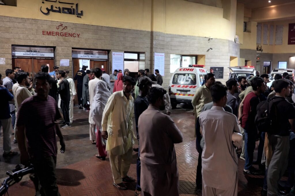 کراچی میں طوفانی بارشیں: دیواریں گرنے اور کرنٹ لگنے سے 6 اموات، 3 زخمی