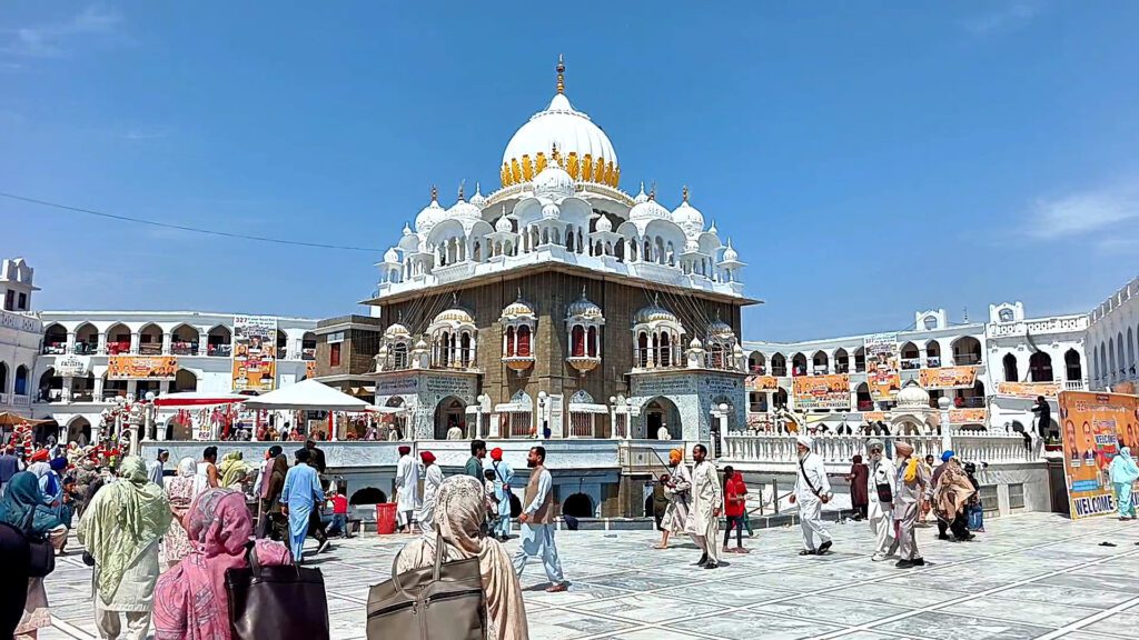 اوپر جانے سے پہلے گرو کے درشن کرنے کی خواہش تھی: انڈین سکھ یاتری